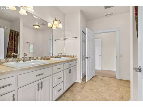 Bath - 90834 Coburghills Dr, Eugene, OR 97408 photo 5 of 6