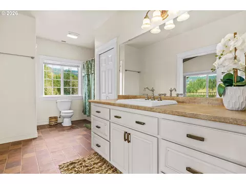 Bath - 90834 Coburghills Dr, Eugene, OR 97408 photo 4 of 6