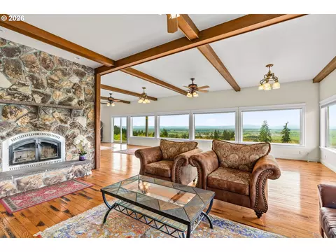 Living - 90834 Coburghills Dr, Eugene, OR 97408 photo 2 of 3