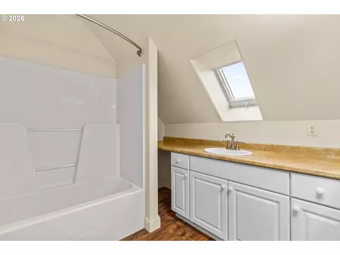 Bath - 90834 Coburghills Dr, Eugene, OR 97408 photo 6 of 6