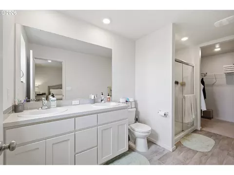 Bath - 2998 Fenya St, Springfield, OR 97477 photo 2 of 3
