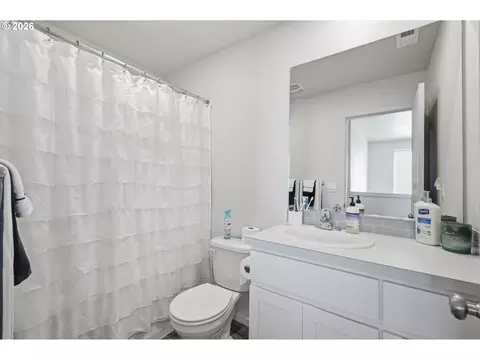 Bath - 2998 Fenya St, Springfield, OR 97477 photo 3 of 3