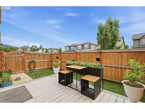 Exterior - 2998 Fenya St, Springfield, OR 97477 photo 5 of 11