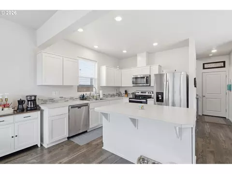 Kitchen - 2998 Fenya St, Springfield, OR 97477 photo 3 of 4