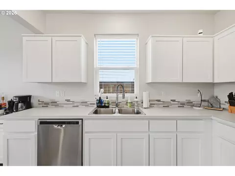Kitchen - 2998 Fenya St, Springfield, OR 97477 photo 2 of 4