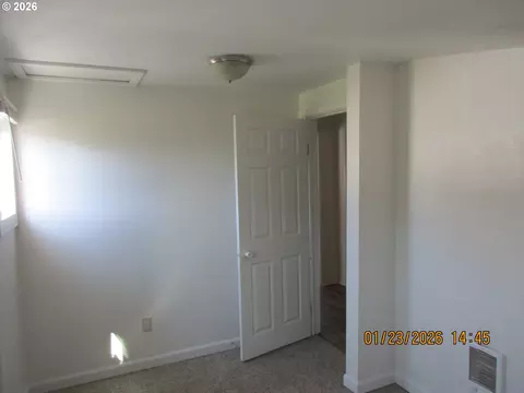Bedroom - 180 E Second Ave, Sutherlin, OR 97479 photo 4 of 4