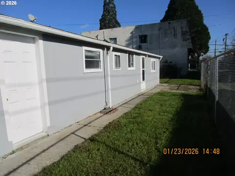 Exterior - 180 E Second Ave, Sutherlin, OR 97479 photo 3 of 3