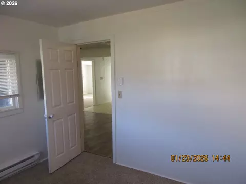 Bedroom - 180 E Second Ave, Sutherlin, OR 97479 photo 3 of 4