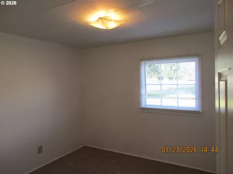 Bedroom - 180 E Second Ave, Sutherlin, OR 97479 photo 2 of 4