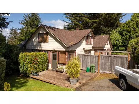 903 N 8th St, Coos Bay, OR 97420