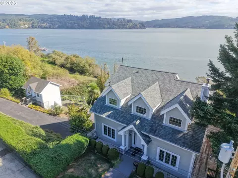 1368 Bayview St, North Bend, OR 97459