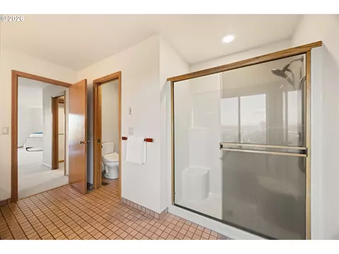 Bath - 2902 Rawhide St, West Linn, OR 97068 photo 2 of 6