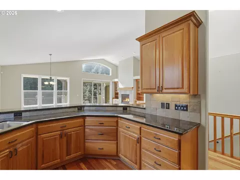 Kitchen - 640 SE 40th Ter, Gresham, OR 97080 photo 5 of 6