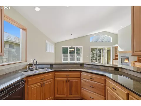 Kitchen - 640 SE 40th Ter, Gresham, OR 97080 photo 4 of 6