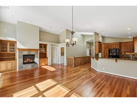 Living - 640 SE 40th Ter, Gresham, OR 97080 photo 6 of 11