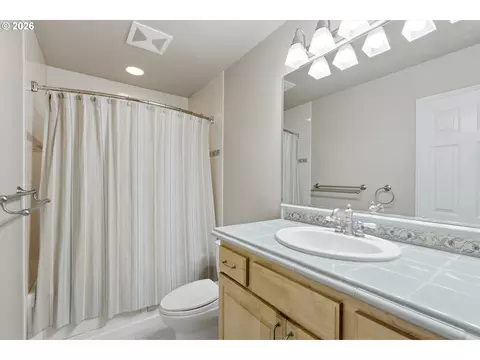 Bath - 640 SE 40th Ter, Gresham, OR 97080 photo 2 of 4