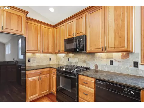 Kitchen - 640 SE 40th Ter, Gresham, OR 97080 photo 3 of 6