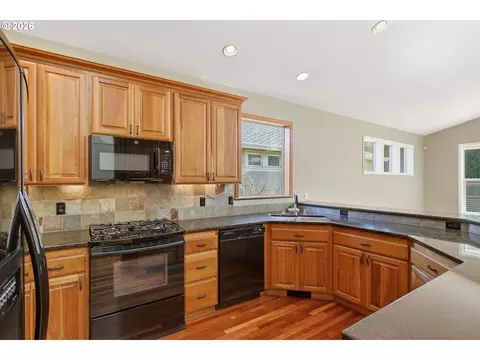 Kitchen - 640 SE 40th Ter, Gresham, OR 97080 photo 2 of 6