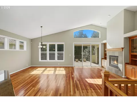 Living - 640 SE 40th Ter, Gresham, OR 97080 photo 2 of 11