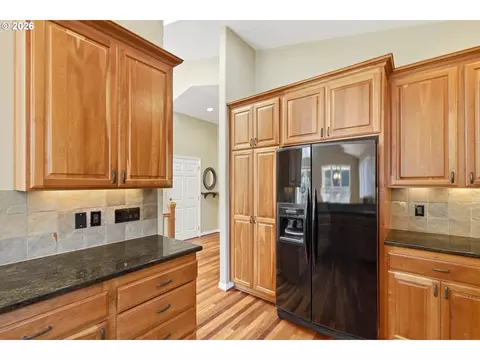 Kitchen - 640 SE 40th Ter, Gresham, OR 97080 photo 6 of 6