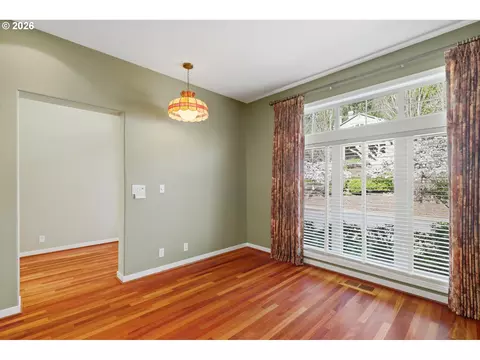 Living - 640 SE 40th Ter, Gresham, OR 97080 photo 1 of 11