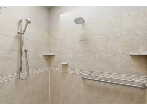 Bath - 640 SE 40th Ter, Gresham, OR 97080 photo 4 of 4