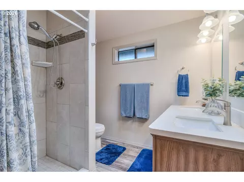 Bath - 18034 Witchhazel Ln, Bend, OR 97707 photo 1 of 2