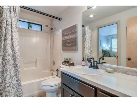 Bath - 18034 Witchhazel Ln, Bend, OR 97707 photo 2 of 2