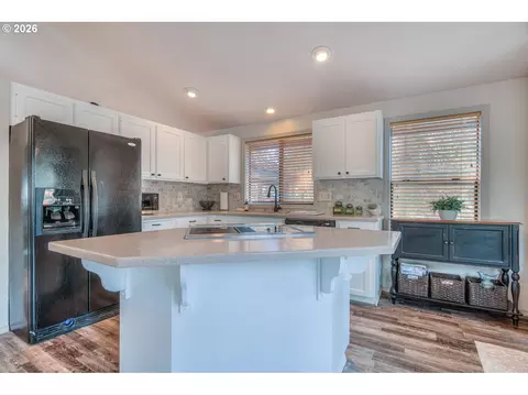 Kitchen - 18034 Witchhazel Ln, Bend, OR 97707 photo 1 of 2