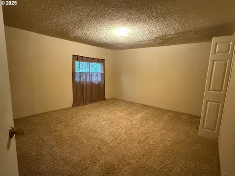 Bedroom - 87511 Tiernan Rd, Mapleton, OR 97453 photo 1 of 3