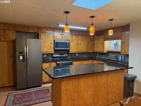 Kitchen - 87511 Tiernan Rd, Mapleton, OR 97453 photo 1 of 2