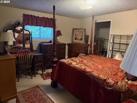 Bedroom - 87511 Tiernan Rd, Mapleton, OR 97453 photo 3 of 3