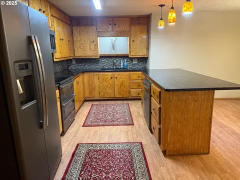 Kitchen - 87511 Tiernan Rd, Mapleton, OR 97453 photo 2 of 2