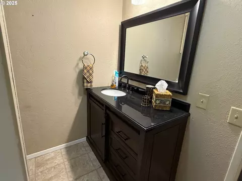 Bath - 87511 Tiernan Rd, Mapleton, OR 97453 photo 3 of 3