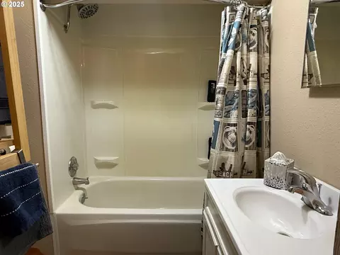 Bath - 87511 Tiernan Rd, Mapleton, OR 97453 photo 1 of 3