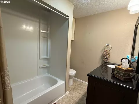 Bath - 87511 Tiernan Rd, Mapleton, OR 97453 photo 2 of 3