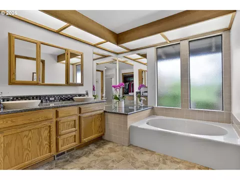Bath - 3317 SW 26th St, Gresham, OR 97080 photo 2 of 4