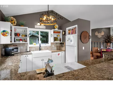 Kitchen - 6027 View Loop, Florence, OR 97439 photo 5 of 6