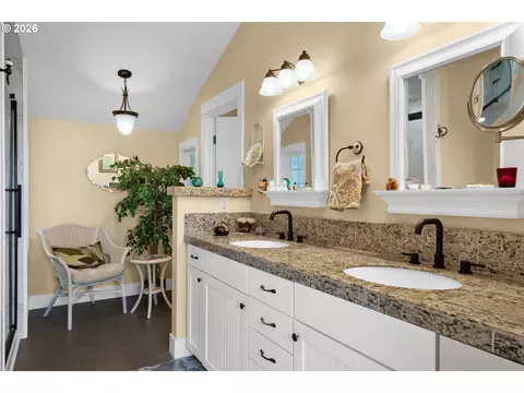 Bath - 6027 View Loop, Florence, OR 97439 photo 2 of 4