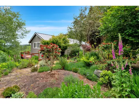 Exterior - 6027 View Loop, Florence, OR 97439 photo 2 of 11