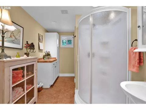 Bath - 6027 View Loop, Florence, OR 97439 photo 1 of 4