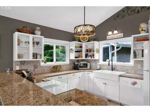 Kitchen - 6027 View Loop, Florence, OR 97439 photo 3 of 6