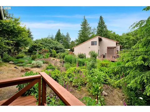 Exterior - 6027 View Loop, Florence, OR 97439 photo 6 of 11