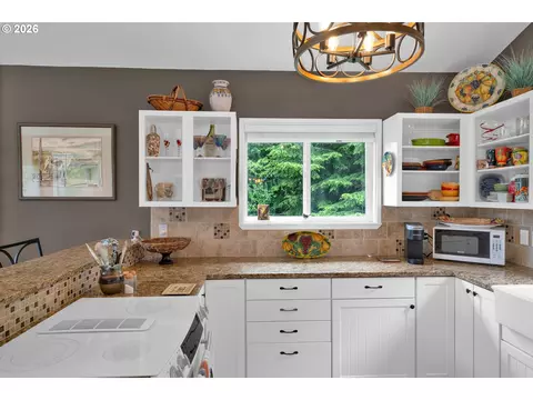 Kitchen - 6027 View Loop, Florence, OR 97439 photo 6 of 6