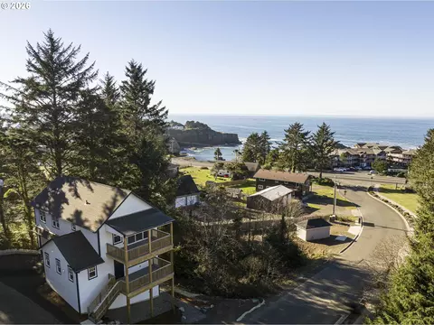 640 Lillian Ln, Depoe Bay, OR 97341