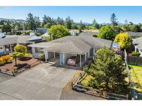 1235 E Broadway St, Seaside, OR 97138