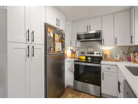 Kitchen - 2936 Olive St, Eugene, OR 97405 photo 3 of 6