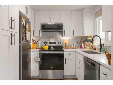 Kitchen - 2936 Olive St, Eugene, OR 97405 photo 2 of 6
