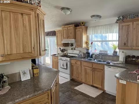 Kitchen - 650 E Ash St, Union, OR 97883 photo 1 of 2