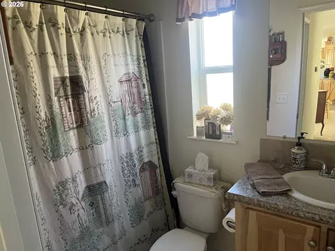 Bath - 650 E Ash St, Union, OR 97883 photo 4 of 4